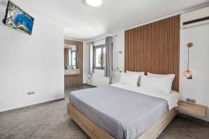 A bed or beds in a room at Villa Elegio