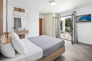 A bed or beds in a room at Villa Elegio