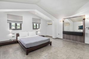 A bed or beds in a room at Villa Elegio