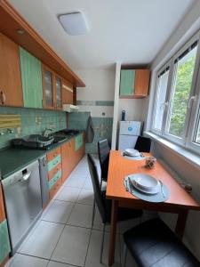Kuchyň nebo kuchyňský kout v ubytování Self-Check- 2-bedroom comfortable apartment