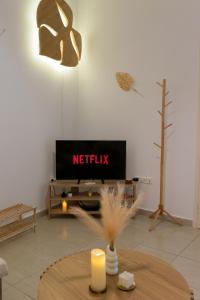 TV a/nebo společenská místnost v ubytování Tree Haven - Near Kourenti Beach with 100Mbps Wi-Fi + 37 fotografií