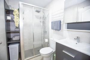 Koupelna v ubytování Sun and Seaviews Bay + 18 fotografií