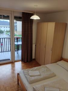En eller flere senge i et værelse på Apartment Vasja Bohinj