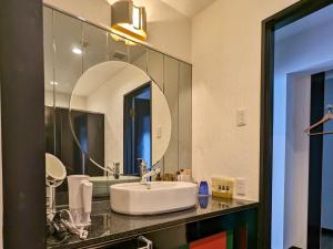 Un baño con lavabo y un espejo grande. en Setouchi Resort Hotel - Vacation STAY 95864v, en Matsuyama