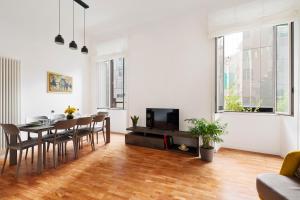 a living room with a table and chairs and a television at Rome Nice Stays in Rome