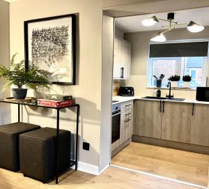 eine Küche mit Tisch und Arbeitsplatte in der Unterkunft Central Ellesmere -Sleeps2 - Parking - PetFriendly in Ellesmere + 35 Fotos