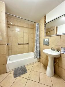 a bathroom with a tub and a sink at Hotel Dial in Guadalupe Victoria +16 photos