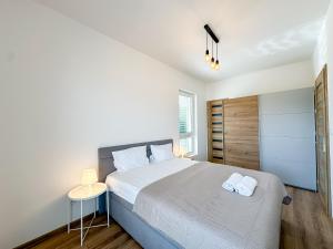 Postel nebo postele na pokoji v ubytování Simcity VI I Central park with Air Con, garage,balcony and self check-in