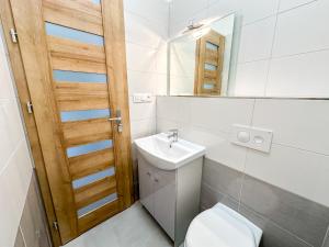 Koupelna v ubytování Simcity VI I Central park with Air Con, garage,balcony and self check-in + 7 fotografií