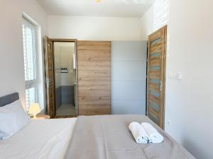 Postel nebo postele na pokoji v ubytování Simcity VI I Central park with Air Con, garage,balcony and self check-in