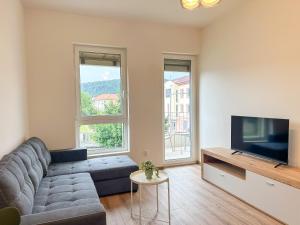 TV a/nebo společenská místnost v ubytování Simcity VI I Central park with Air Con, garage,balcony and self check-in