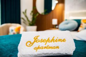 Postel nebo postele na pokoji v ubytování Josephine Apartment