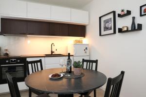 O bucătărie sau chicinetă la Apartman Mara