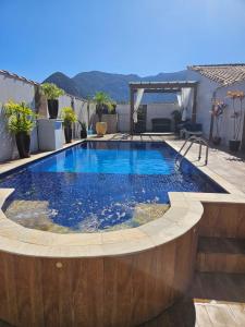 a swimming pool in the middle of a house at Condominio Morada da Praia in Boracéia