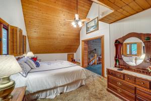 Postel nebo postele na pokoji v ubytování Deep Gap Cabin with Private Deck and Community Perks! + 35 fotografií