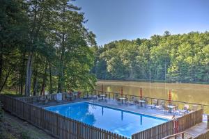 Bazén v ubytování Deep Gap Cabin with Private Deck and Community Perks! nebo v jeho okolí