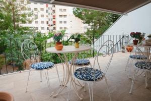 a patio with a table and chairs on a balcony at La casa del huerto in Caravaca de la Cruz