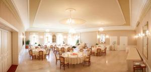 Restaurace v ubytování Hotel *** Plauter Kúria + 37 fotografií