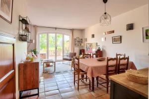 a kitchen and dining room with a table and chairs at Les Mas et Villas de Pont Royal en Provence - maeva Home - Villa duplex moderne et vintage 3 pièces 6 personnes climatisée - Prestige - super Home MAE-4211 in Mallemort