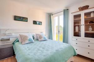 a bedroom with a bed with two pillows and a window at Les Mas et Villas de Pont Royal en Provence - maeva Home - Villa duplex moderne et vintage 3 pièces 6 personnes climatisée - Prestige - super Home MAE-4211 in Mallemort +26 photos