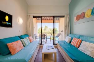 un salon avec un canapé bleu et une table dans l'établissement Résidence Les Parcs de Grimaud - maeva Home - Studio 4 personnes - Sélection MAE-4361, à Grimaud