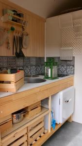 una cucina con armadi in legno e lavandino di Tiny House Ingrid a Uchte