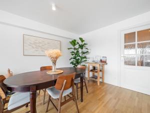 a dining room with a wooden table and chairs at Maison Beaufort - uniek zicht op de jachthaven in Ostend