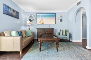 Una sala de estar con un sofá y una mesa de café. en Southbay by the Gulf 010 by Newman-Dailey, en Destin 129 fotos más