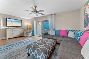 Una sala de estar con un sofá y un televisor. en Southbay by the Gulf 127 by Newman-Dailey, en Destin