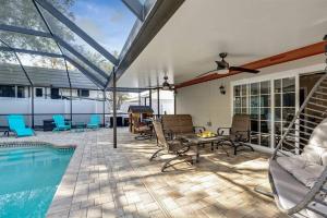 ブランドンにあるHeated Pool House 14 PPL Stunning Pool Tableのプールとパティオのある家