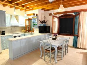 Een keuken of kitchenette bij Thea House Patmos