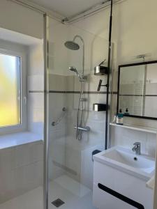 une salle de bain avec douche et lavabo dans l'établissement Ti Ar Familhou classée 3 étoiles, à Paimpol 15 autres photos