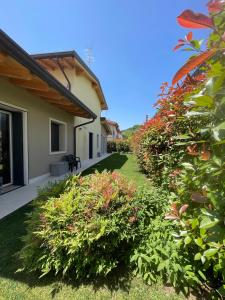 a garden outside a house with bushes at Julya's Home Valpolicella in SantʼAmbrogio di Valpolicella