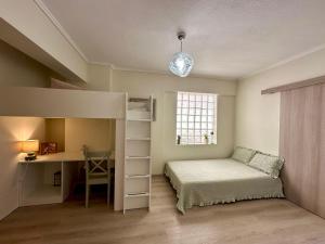 Postel nebo postele na pokoji v ubytování Sirmar Seaview Apartment