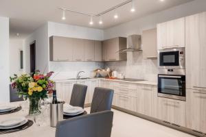 Nhà bếp/bếp nhỏ tại Beachfront 9ten11 Maisonette W Terrace By Homely