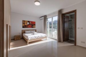 Giường trong phòng chung tại Beachfront 9ten11 Maisonette W Terrace By Homely