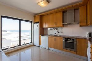 A kitchen or kitchenette at Apartamento Foz Arelho