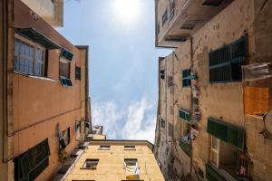 widok na aleję między dwoma budynkami w obiekcie A cazetta nel centro storico w Genui