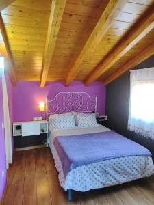 Łóżko lub łóżka w pokoju w obiekcie Tranquila casita de invitados en Vigo con chimenea