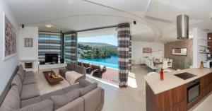 Πισίνα στο ή κοντά στο Modern Adriatic Sea View Villa With Table Tennis