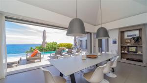 Kuchyň nebo kuchyňský kout v ubytování Paradise Perfection Lavish Villa in St-barths