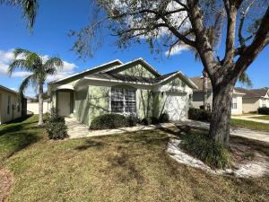 een huis met een boom in de tuin bij Completely Updated Villa Private Pool Beautiful in Haines City