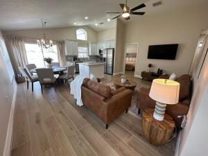een woonkamer met een bank en een eetkamer bij Completely Updated Villa Private Pool Beautiful in Haines City