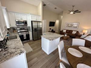 een keuken en woonkamer met een tafel en een bank bij Completely Updated Villa Private Pool Beautiful in Haines City