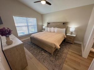 een slaapkamer met een groot bed en een raam bij Completely Updated Villa Private Pool Beautiful in Haines City +15 foto's