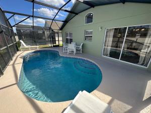 een zwembad in het midden van een huis bij Completely Updated Villa Private Pool Beautiful in Haines City