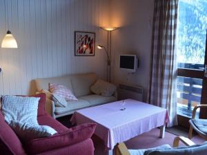 シャテルにあるChalet 6 pers à Châtel, proche centre et remontées, terrasse et équipements modernes - FR-1-676-135のソファとテーブルのあるリビングルーム