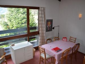 シャテルにあるChalet 6 pers à Châtel, proche centre et remontées, terrasse et équipements modernes - FR-1-676-135のテーブルと椅子と窓のある部屋 +10枚の写真