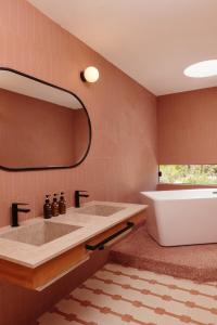 a bathroom with a tub and a large mirror at La Posada del Puente in Arequipa