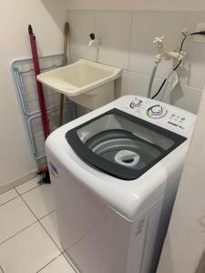 a white toilet in a bathroom with a sink at Localização estratégica em Lauro Próximo ao Aeroporto e Shopping in Lauro de Freitas +15 photos